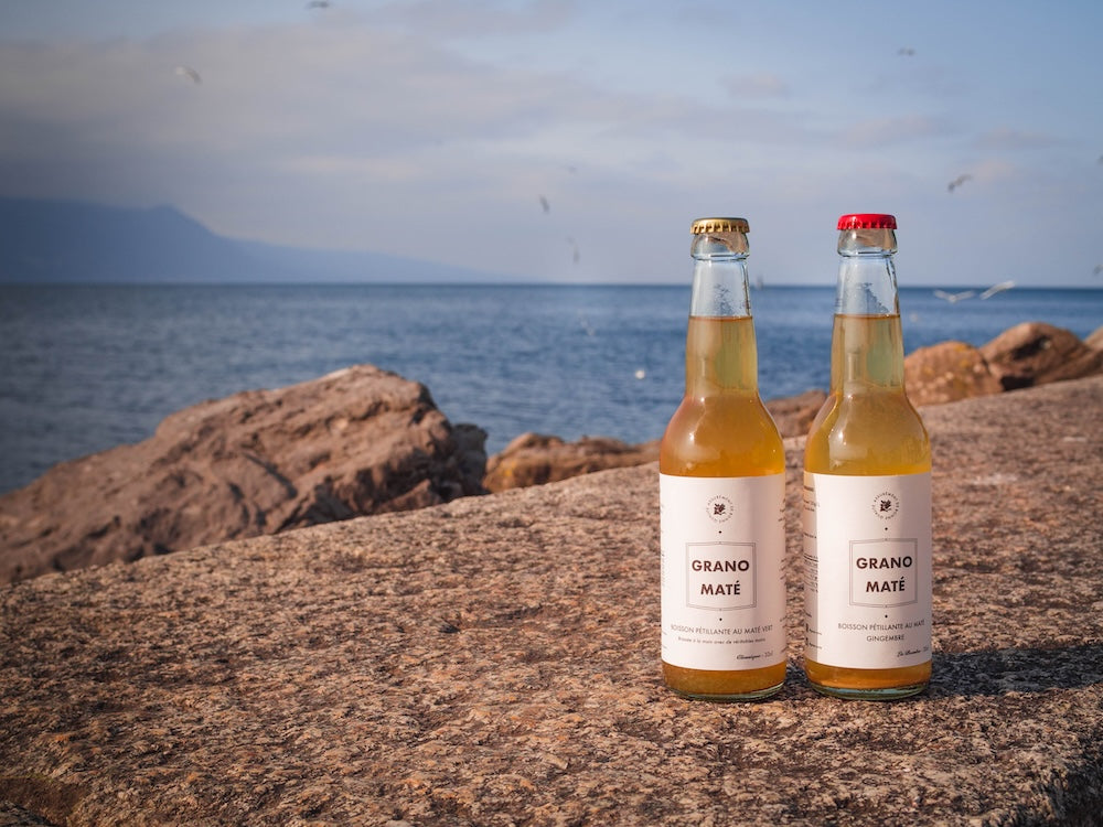 Deux bouteilles de Grano Maté en 2021, packaging vintage.